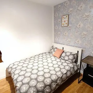 central-spacious-flat-with-2-to-3-bedrooms.cambridgehotelsuk.com/